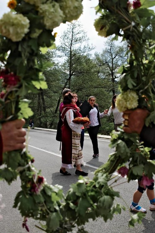Пак, според традицията, жените оплитат венец от пролетни цветя и приготвят Гергьовденска пита. Възрастна жена повежда гергьовденското хоро, с пита в едната ръка. Смилян, м. Дупката