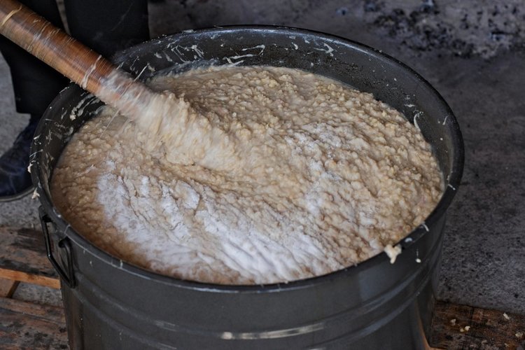 Приготвяне на кешкек, традиционно ястие за Предой, приготвяно от варена пшеница и овче месо.Запазено единствено в селищата от Горното поречие на р. Арда в Смолянско, кв. Каптажа на Смолян, заселен от хора от тези села и в някои села на община Рудозем. снимката е правена в с. Горна Арда