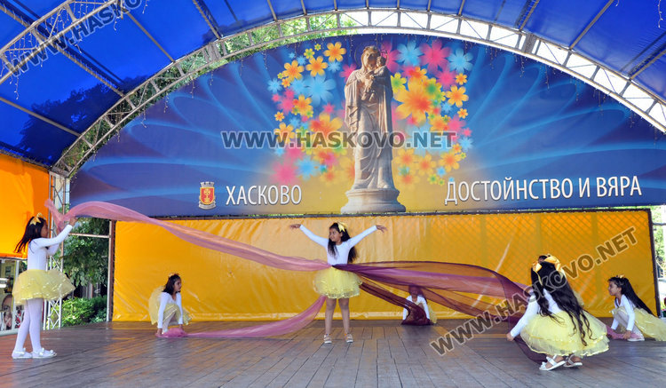 “Пъстро етно“ събра децата на Хасково насред площада