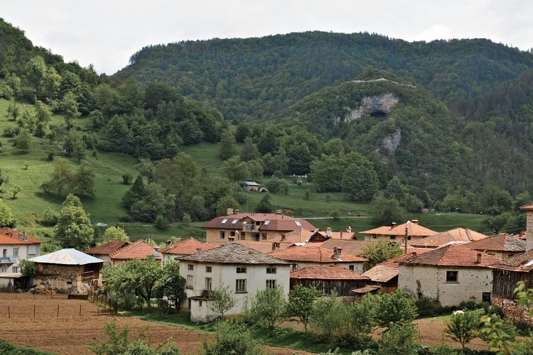 с. Кошница, а на заден план - Проходна пещера "Калето и антична и средновековна крепост "Калето", и двете неизменна част от идентичността и от културния пейзажи на селището. с. Кошница 6.06.2018