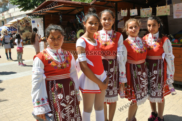 “Пъстро етно“ събра децата на Хасково насред площада