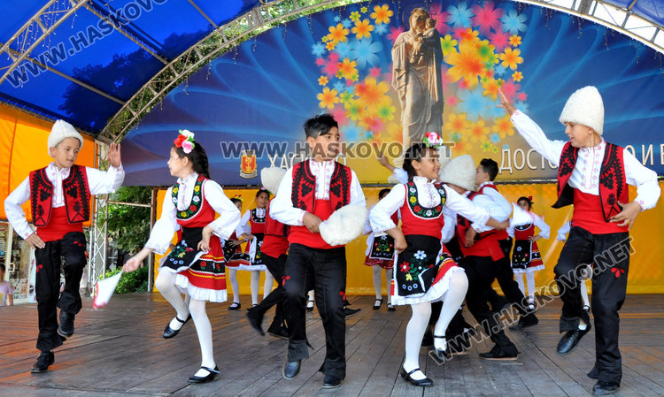 “Пъстро етно“ събра децата на Хасково насред площада