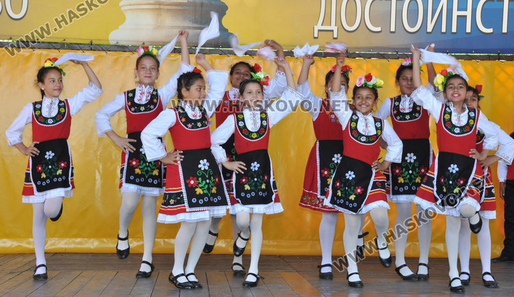 “Пъстро етно“ събра децата на Хасково насред площада