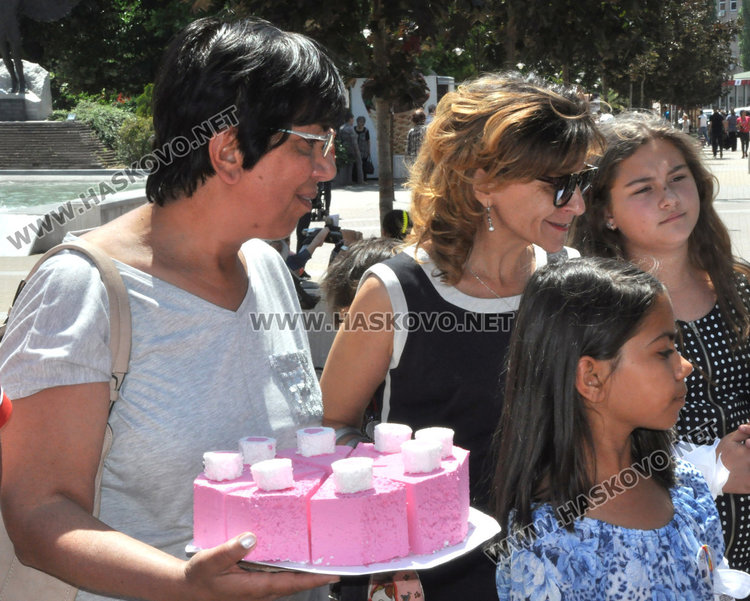 “Пъстро етно“ събра децата на Хасково насред площада