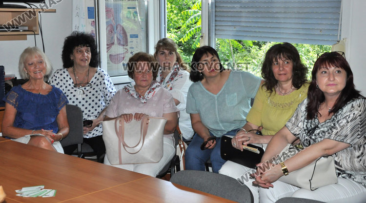 Акушерки с лекция пред бъдещи майки за подготовка за раждане 