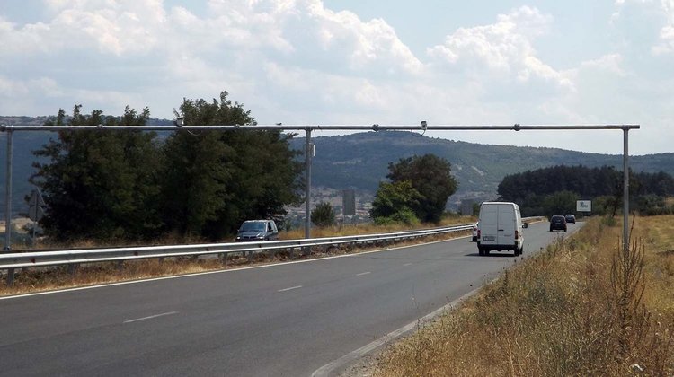  “Фолксваген“ се вряза в мантинелата  след неуспешен опит за изпреварване при Глухар тази сутрин