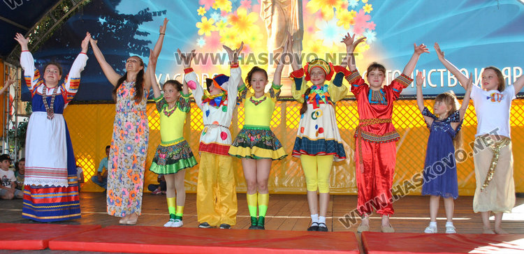 Децата на Хасково със силни аплодисменти за малките циркови артисти от Русия