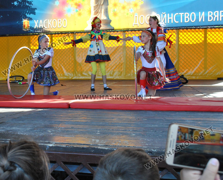 Децата на Хасково със силни аплодисменти за малките циркови артисти от Русия