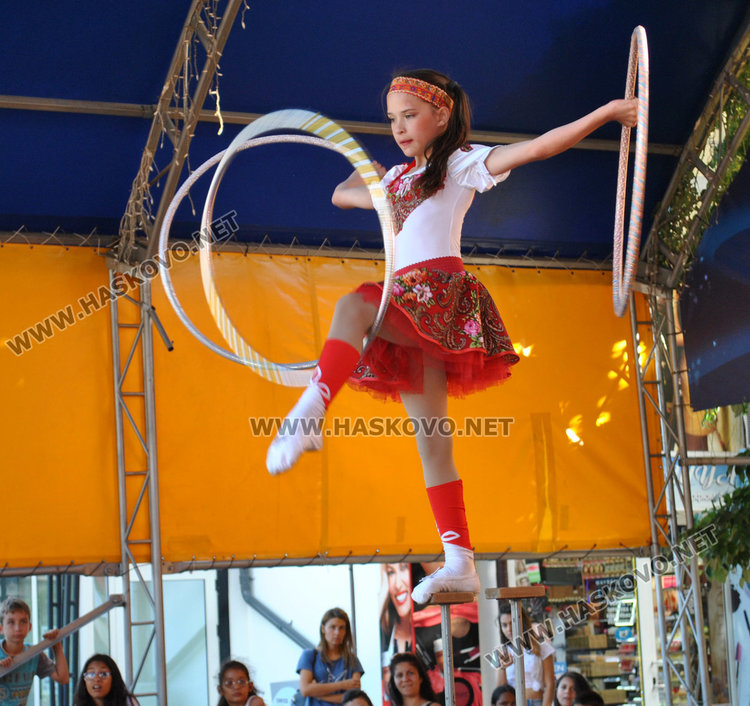 Децата на Хасково със силни аплодисменти за малките циркови артисти от Русия