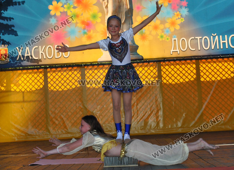 Децата на Хасково със силни аплодисменти за малките циркови артисти от Русия