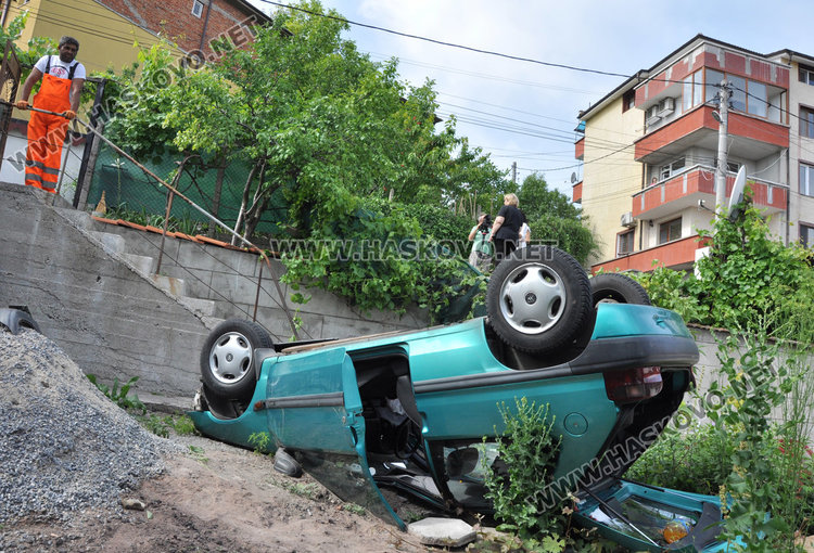 Шофьорка със Ситроен падна от 3 метра на таван в частен двор (обновена)