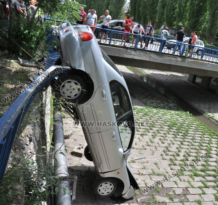 Хюндай падна в реката до Лебеда (обновена)