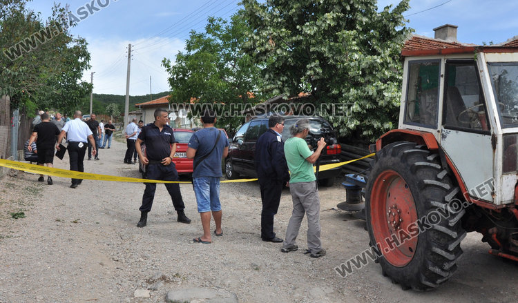 Съседи: Двойното убийство е от ревност, Гюнай превъртя покрай болна дъщеря