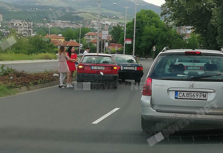 Две кърджалийки се сблъскаха при неправилно изпреварване тази сутрин