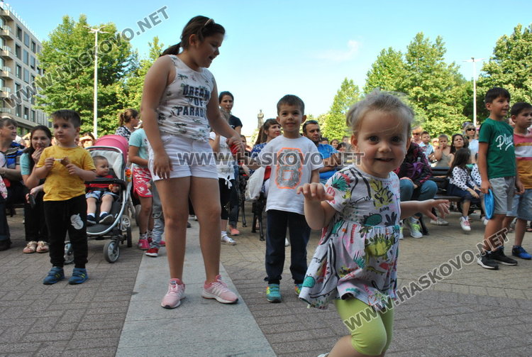 Децата на Хасково със силни аплодисменти за малките циркови артисти от Русия