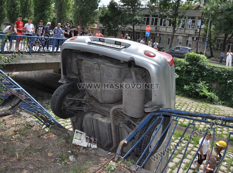Хюндай падна в реката до Лебеда (обновена)