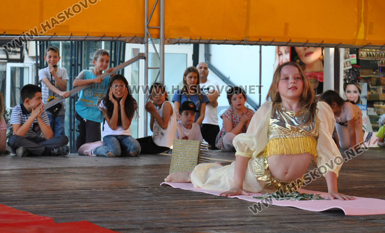 Децата на Хасково със силни аплодисменти за малките циркови артисти от Русия