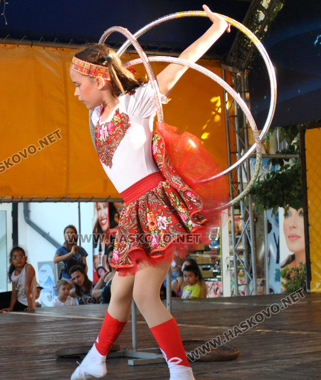 Децата на Хасково със силни аплодисменти за малките циркови артисти от Русия