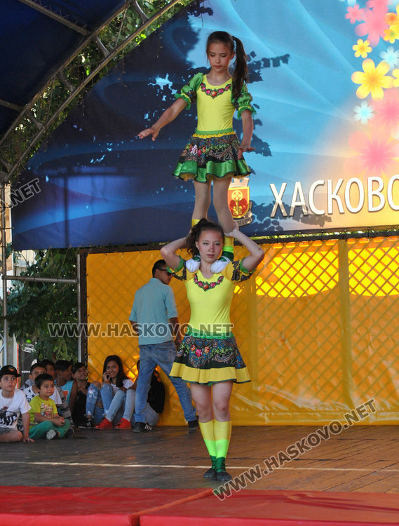 Децата на Хасково със силни аплодисменти за малките циркови артисти от Русия