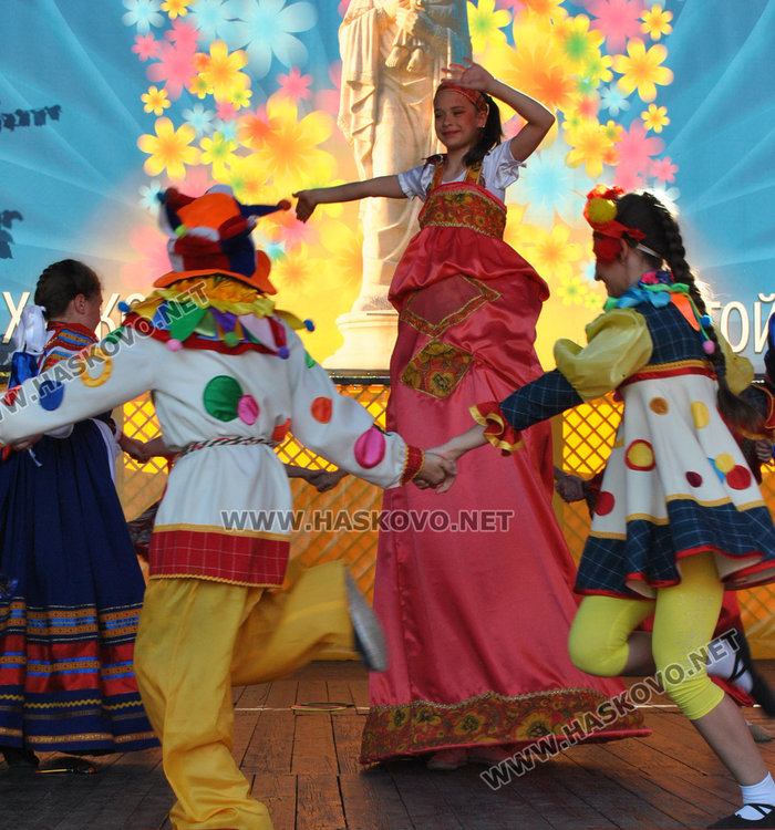 Децата на Хасково със силни аплодисменти за малките циркови артисти от Русия