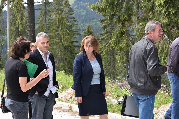 Слагат енергоспестяващи лампи в Пампорово