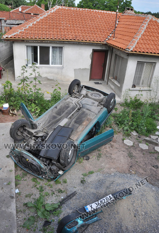 Шофьорка със Ситроен падна от 3 метра на таван в частен двор (обновена)