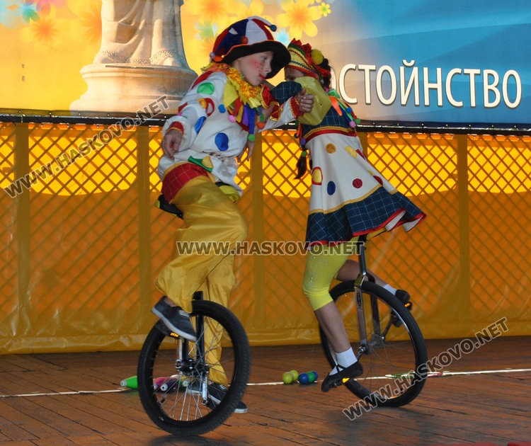 Децата на Хасково със силни аплодисменти за малките циркови артисти от Русия