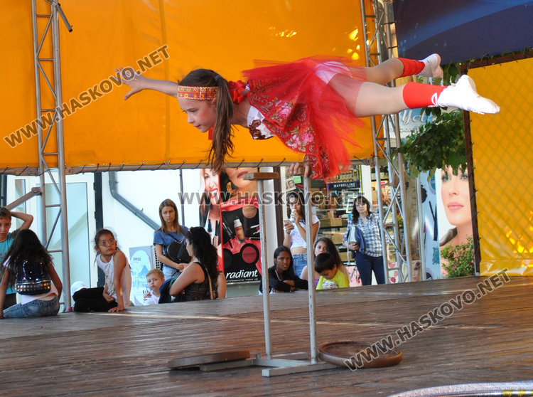 Децата на Хасково със силни аплодисменти за малките циркови артисти от Русия