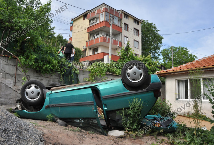 Шофьорка със Ситроен падна от 3 метра на таван в частен двор (обновена)