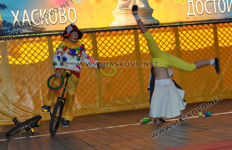 Децата на Хасково със силни аплодисменти за малките циркови артисти от Русия