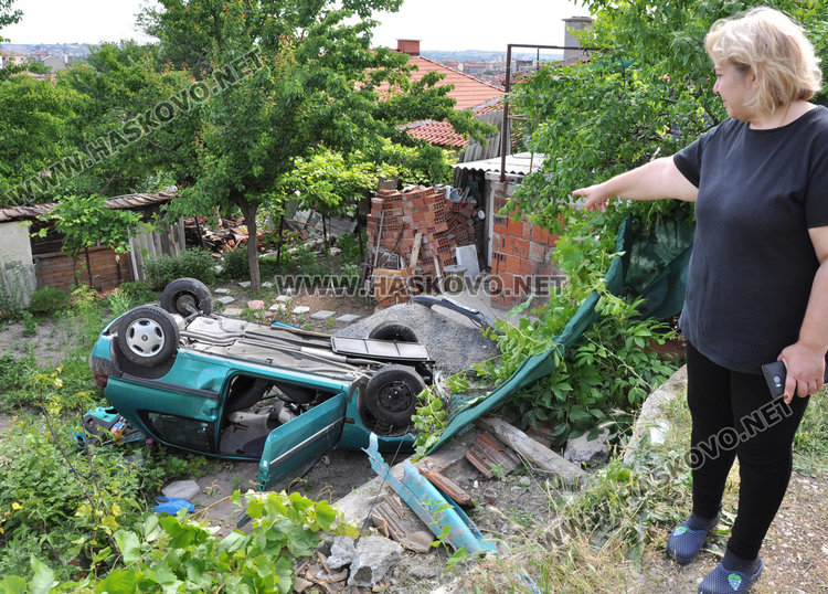 Шофьорка със Ситроен падна от 3 метра на таван в частен двор (обновена)
