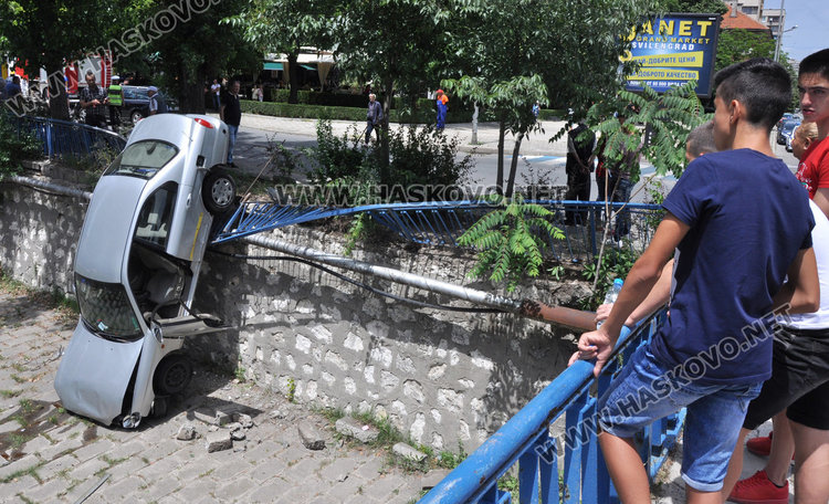 Хюндай падна в реката до Лебеда (обновена)