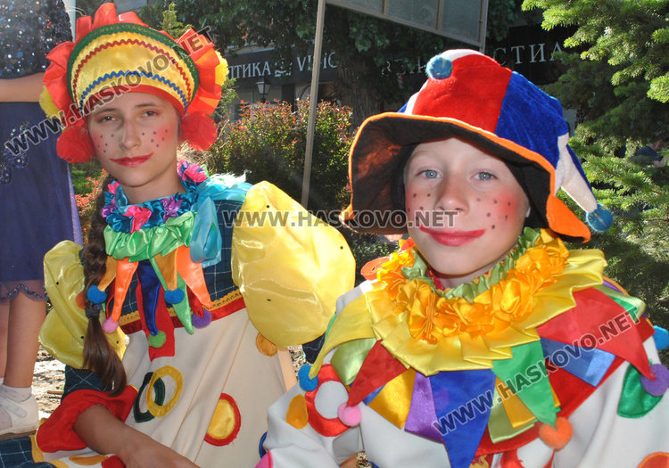 Децата на Хасково със силни аплодисменти за малките циркови артисти от Русия