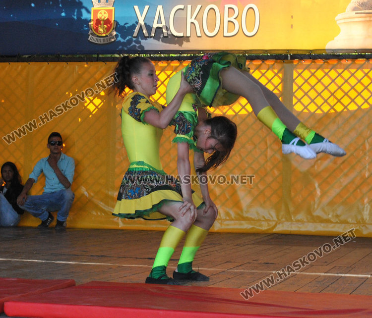 Децата на Хасково със силни аплодисменти за малките циркови артисти от Русия