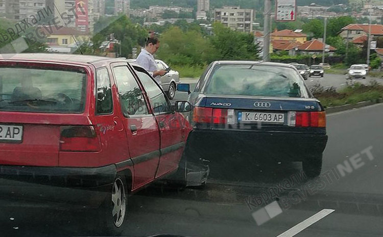 Две кърджалийки се сблъскаха при неправилно изпреварване тази сутрин