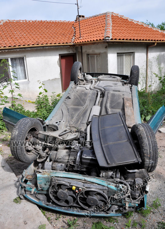 Шофьорка със Ситроен падна от 3 метра на таван в частен двор (обновена)