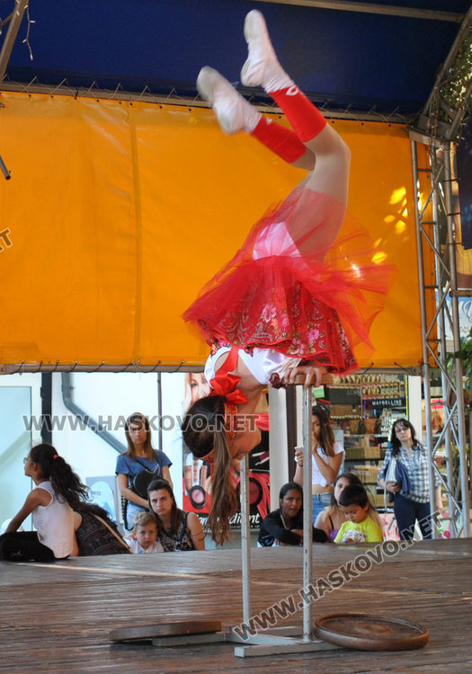 Децата на Хасково със силни аплодисменти за малките циркови артисти от Русия