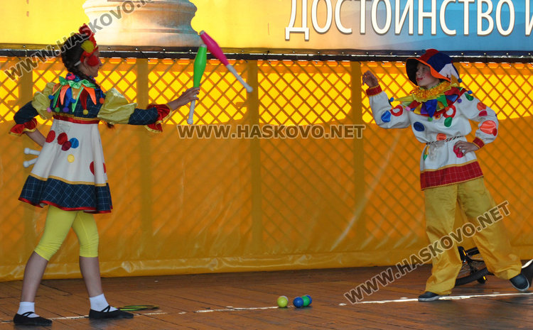 Децата на Хасково със силни аплодисменти за малките циркови артисти от Русия