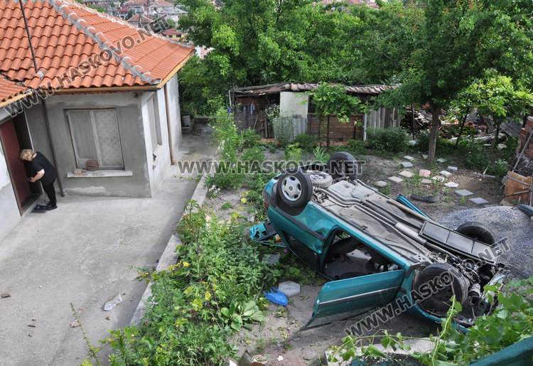 Шофьорка със Ситроен падна от 3 метра на таван в частен двор (обновена)