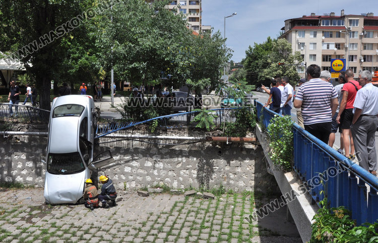 Хюндай падна в реката до Лебеда (обновена)