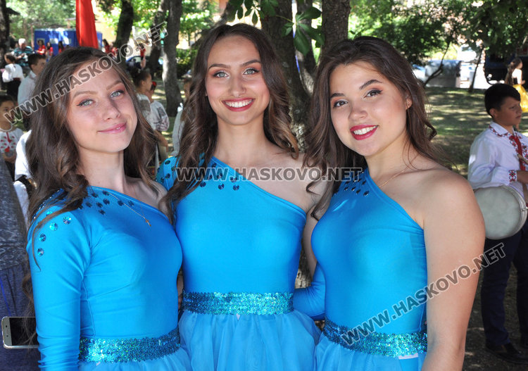 Еврокомисар и шефът на парламента на етнофеста в Баните, обсъждат рисковете в нета