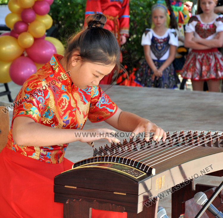 Еврокомисар и шефът на парламента на етнофеста в Баните, обсъждат рисковете в нета