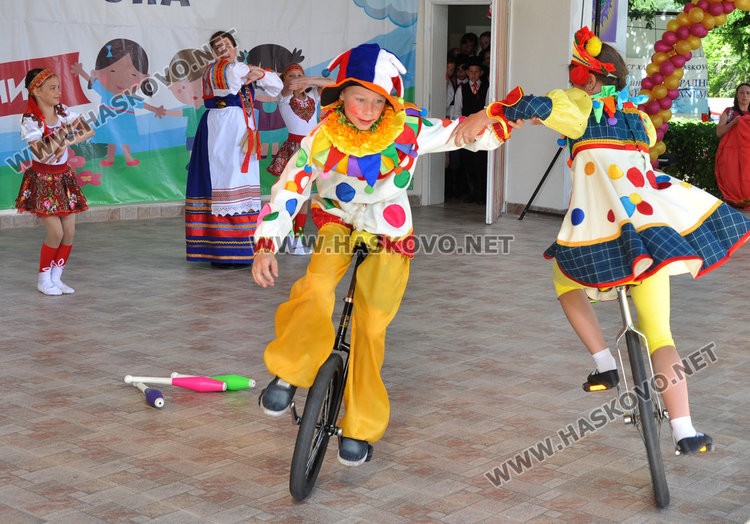 Еврокомисар и шефът на парламента на етнофеста в Баните, обсъждат рисковете в нета