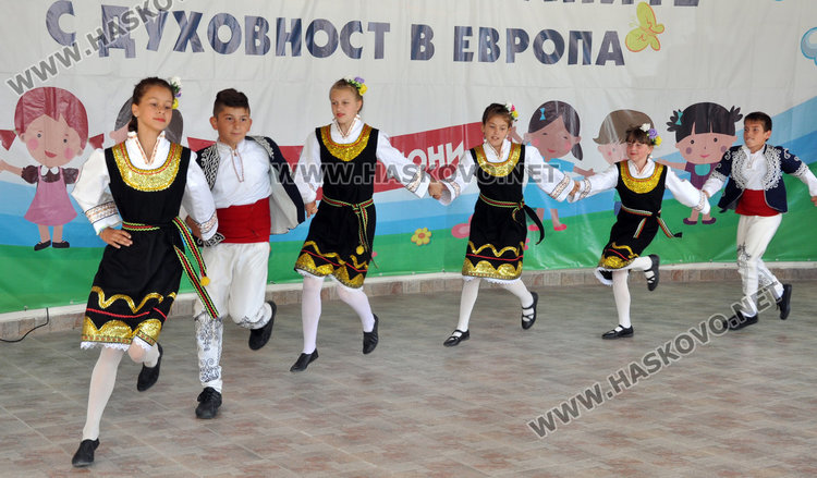 Еврокомисар и шефът на парламента на етнофеста в Баните, обсъждат рисковете в нета