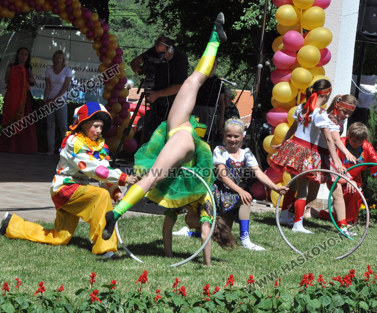 Еврокомисар и шефът на парламента на етнофеста в Баните, обсъждат рисковете в нета