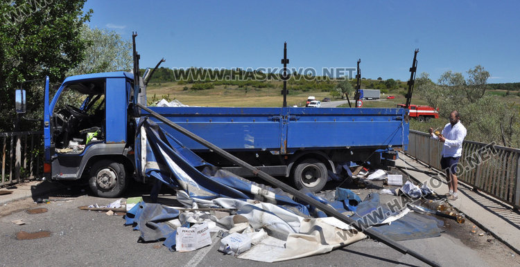 Камион катастрофира и разсипа бутилки с алкохол, затвориха пътя за Кърджали