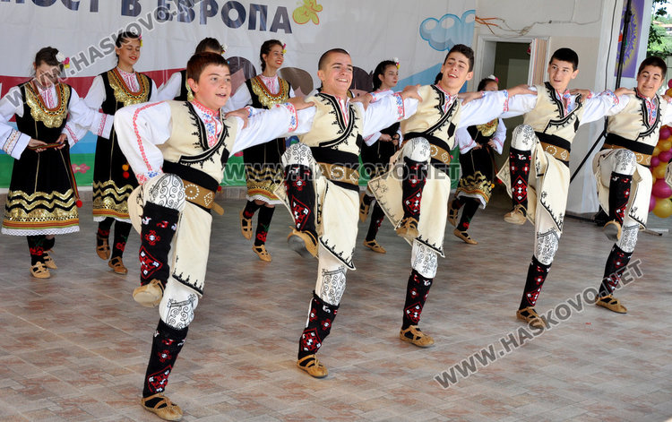 Еврокомисар и шефът на парламента на етнофеста в Баните, обсъждат рисковете в нета