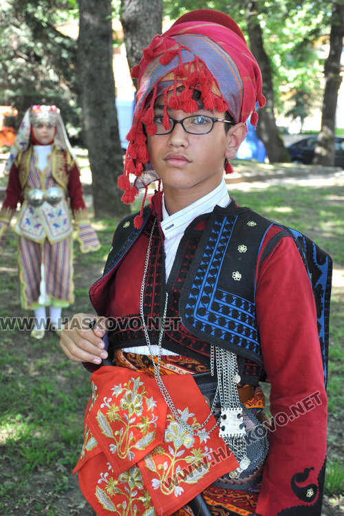 Еврокомисар и шефът на парламента на етнофеста в Баните, обсъждат рисковете в нета