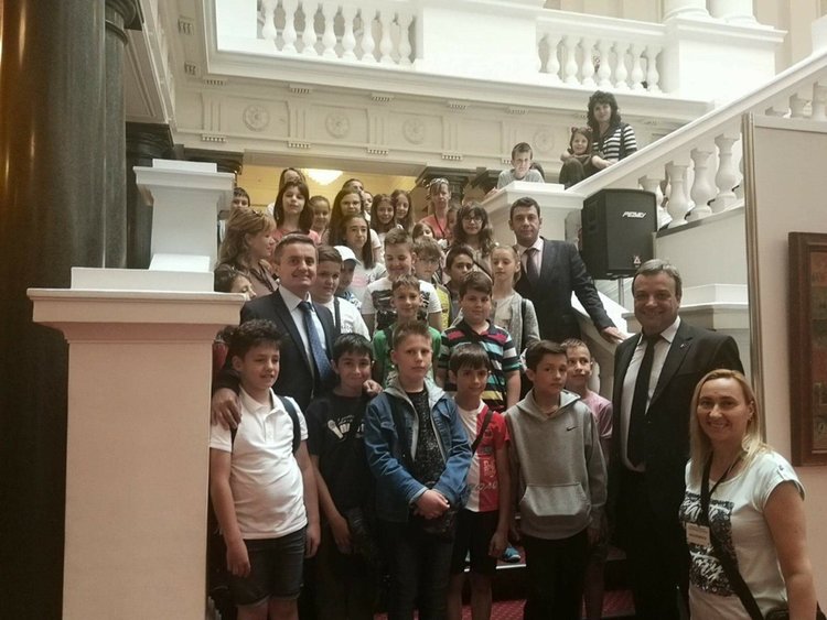 Депутатът д-р Събев връчи "дипломи" в парламента на смолянски четвъртокласници
