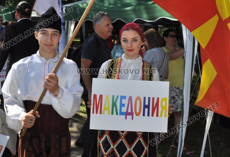 Еврокомисар и шефът на парламента на етнофеста в Баните, обсъждат рисковете в нета